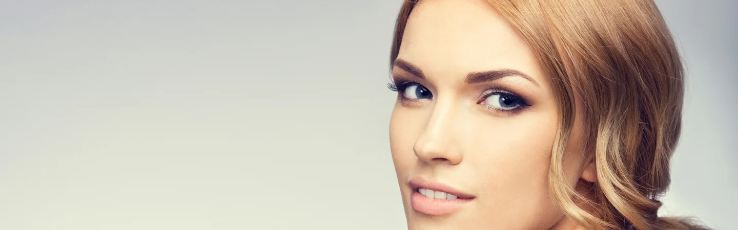 Schoonheidsspecialiste aan het werk bij Apotheek&Beauty Monster