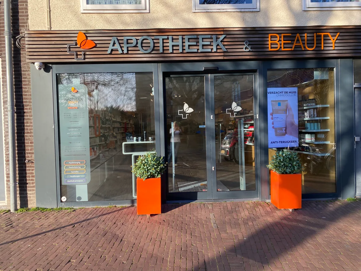 Apotheek&Beauty pand aan het Kerkplein 8 in Monster